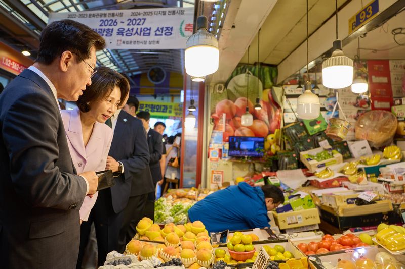 이재명 대통령과 김혜경 여사가 2일 서울 서대문구 영천시장을 방문, 상인과 대화하고 있다. 청와대 제공