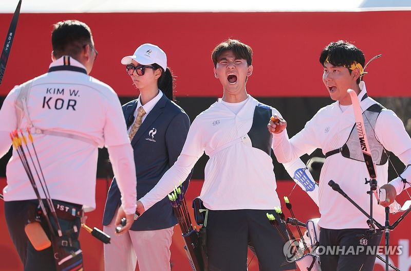 10점 환호 (출처=연합뉴스)