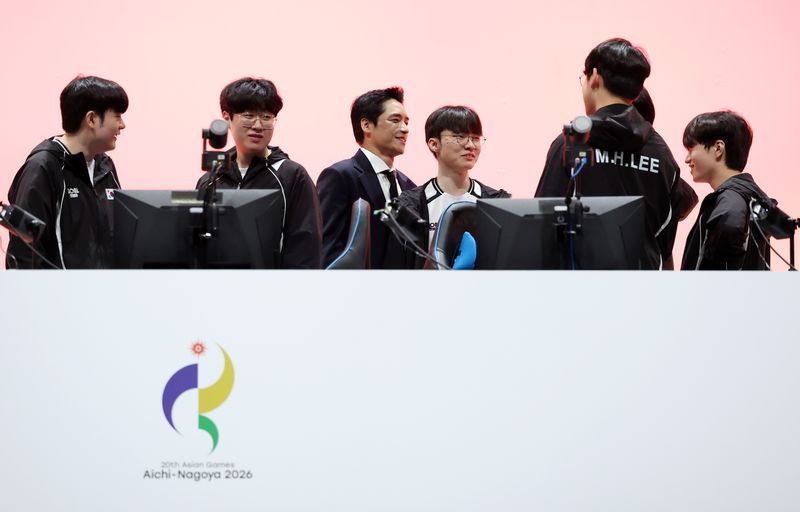 [도코나메(일본)=뉴시스] 이영환 기자 = 2일 오후(현지 시간) 일본 아이치현 도코나메시 아이치 스카이 엑스포에서 열린 2026 아이치·나고야 아시안게임 e스포츠 리그 오브 레전드(LOL) 결승 한국과 대만의 경기, 대만을 꺾고 금메달을 획득한 한국 강동훈 감독과, 페이커 이상혁 등 선수들이 기뻐하고 있다. 2026.10.02. 20hwan@newsis.com