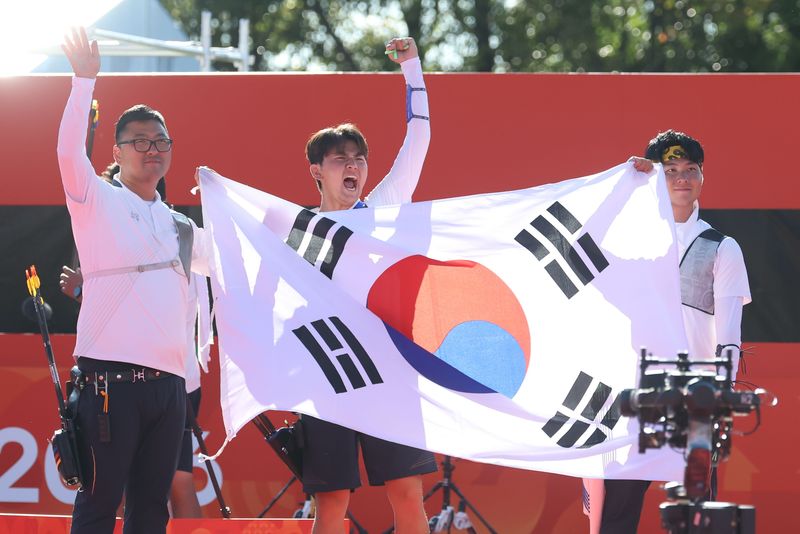 대한민국 김우진 이우석 김제덕이 2일 일본 오카자키 중앙종합공원 다목적광장에서 열린 2026 아이치·나고야 아시안게임 양궁 리커브 남자 단체전 결승 대한민국과 인도의 경기에서 금메달을 확정 지은 후 태극기를 들고 기뻐하고 있다. 2026.10.2 ⓒ 뉴스1 김민지 기자