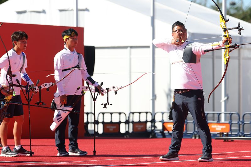 대한민국 김우진이 2일 일본 오카자키 중앙종합공원 다목적광장에서 열린 2026 아이치·나고야 아시안게임 양궁 리커브 남자 단체전 준결승 대한민국과 대만의 경기에서 활시위를 당기고 있다. 2026.10.2 ⓒ 뉴스1 김민지 기자