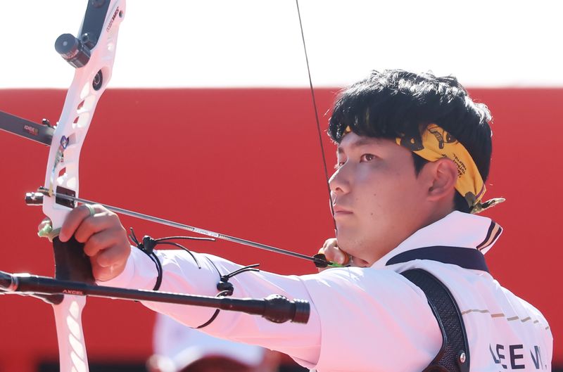 대한민국 이우석이 2일 일본 오카자키 중앙종합공원 다목적광장에서 열린 2026 아이치·나고야 아시안게임 양궁 리커브 남자 단체전 준결승 대한민국과 대만의 경기에서 활시위를 당기고 있다. 2026.10.2 ⓒ 뉴스1 김민지 기자