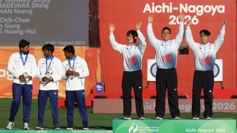 대한민국 김제덕(왼쪽부터), 김우진, 이우석이 2일 일본 오카자키 중앙종합공원 다목적광장에서 열린 2026 아이치·나고야 아시안게임 양궁 리커브 남자 단체전 결승 시상식에서 포디움에 오르고 있다. 2026.10.2 ⓒ 뉴스1 김민지 기자