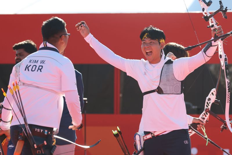 대한민국 이우석이 2일 일본 오카자키 중앙종합공원 다목적광장에서 열린 2026 아이치·나고야 아시안게임 양궁 리커브 남자 단체전 결승 대한민국과 인도의 경기에서 금메달을 확정 짓고 환호하고 있다. 2026.10.2 ⓒ 뉴스1 김민지 기자