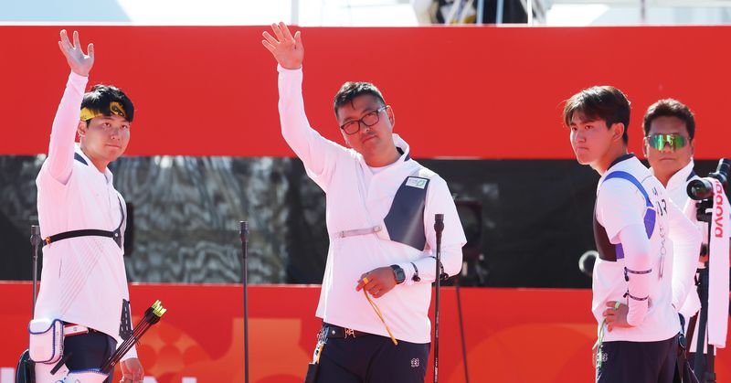 대한민국 김우진, 이우석, 김제덕이 2일 일본 오카자키 중앙종합공원 다목적광장에서 열린 2026 아이치·나고야 아시안게임 양궁 리커브 남자 단체전 준결승 대한민국과 대만의 경기에서 결승행을 확정짓고 기뻐하고 있다. 2026.10.2 ⓒ 뉴스1 김민지 기자