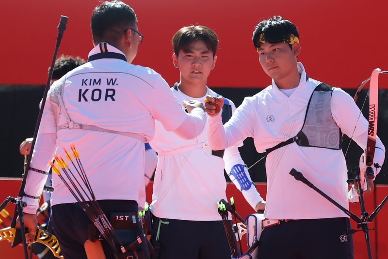 대한민국 김우진, 이우석, 김제덕이 2일 일본 오카자키 중앙종합공원 다목적광장에서 열린 2026 아이치·나고야 아시안게임 양궁 리커브 남자 단체전 준결승 대한민국과 대만의 경기에서 결승행을 확정짓고 기뻐하고 있다. 2026.10.2 ⓒ 뉴스1 김민지 기자