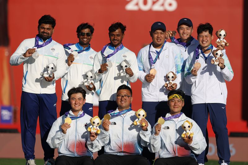 대한민국 김제덕(앞줄 왼쪽부터), 김우진, 이우석이 2일 일본 오카자키 중앙종합공원 다목적광장에서 열린 2026 아이치·나고야 아시안게임 양궁 리커브 남자 단체전 결승 시상식에서 금메달을 들고 기념촬영을 하고 있다. 2026.10.2 ⓒ 뉴스1 김민지 기자