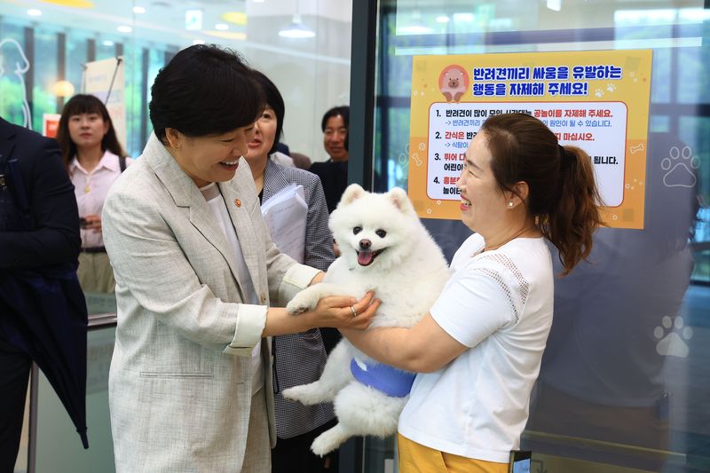 [세종=뉴시스] 송미령 농림축산식품부 장관은 1일 반려동물 서비스 분야의 소비자와 업계 의견을 듣기 위해 간담회를 열고 체감도 높은 정책을 만들어 나가겠다고 밝혔다. (사진 = 농식품부 제공) 2026.07.01. *재판매 및 DB 금지