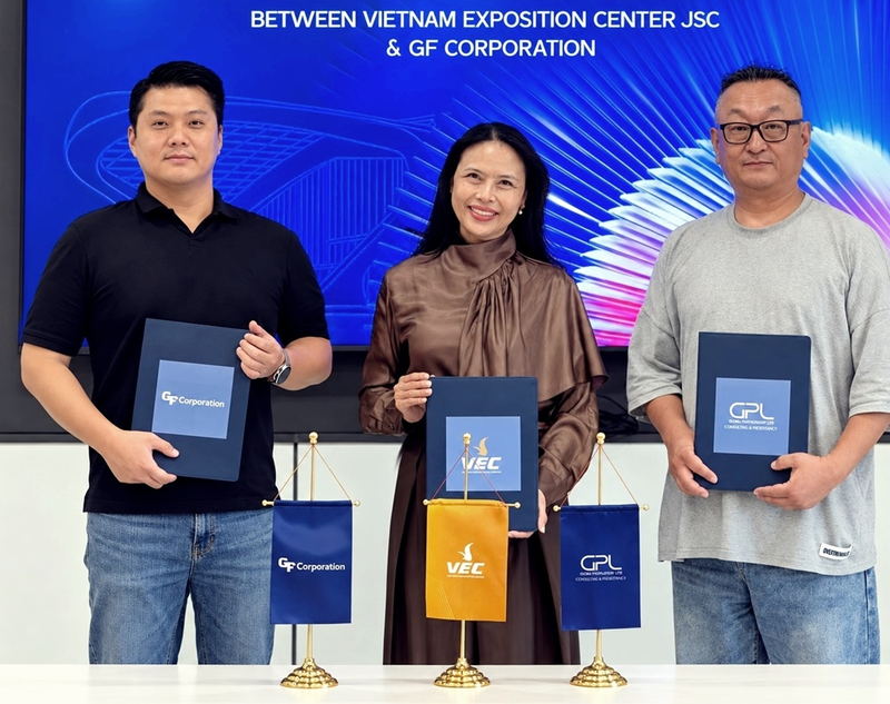반영환 GF코퍼레이션 대표(왼쪽 첫 번째)와 VEC·GPL 관계자들이 전략적 업무협약(MOU)을 체결한 후 협약서를 들고 활짝 웃고 있다. 메이져세븐컴퍼니 제공