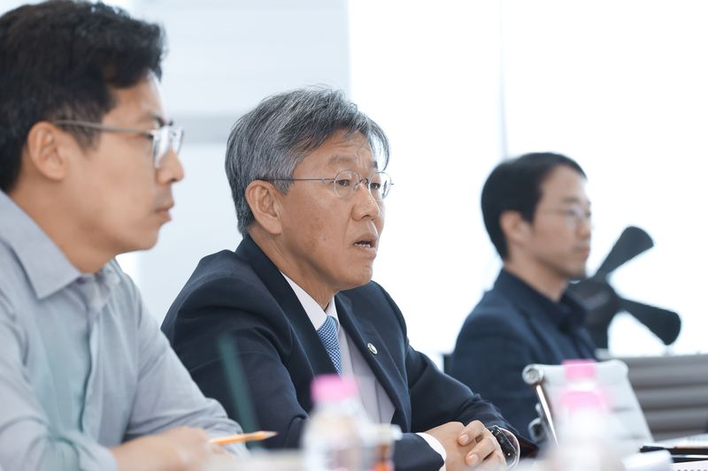 김이탁 국토교통부 1차관이 2일 제3차 공공주택 공급점검 TF 회의를 진행 중이다. /사진=국토교통부 제공