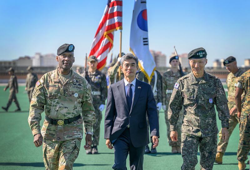 2일 오전 캠프 험프리스에서 강신철 국방부장관과 제이비어 브런슨 사령관, 김성민 한미연합군사령부 부사령관이 이동하고 있다. 국방부 제공
