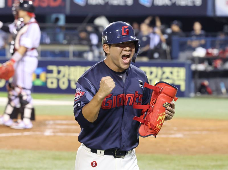 [서울=뉴시스] 배훈식 기자 = 2일 오후 서울 송파구 잠실야구장에서 열린 2025 신한 쏠뱅크 KBO리그 LG 트윈스와 롯데 자이언츠의 경기, 9회초 1사 만루 상황에서 추격의 2타점 적시타를 때려낸 롯데 대타 김민성이 포효하며 덕아웃으로 향하고 있다. 2025.09.02. dahora83@newsis.com