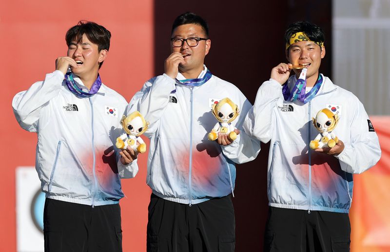 [오카자키(일본)=뉴시스] 김금보 기자 = 2일(현지 시간) 일본 아이치현 오카자키시 오카자키 중앙종합공원 내 다목적 광장에서 열린 2026 아이치·나고야 아시안게임 양궁 리커브 남자 단체 시상식에서 금메달을 획득한 김우진, 이우석, 김제덕이 기념촬영을 하고 있다. 2026.10.02. kgb@newsis.com