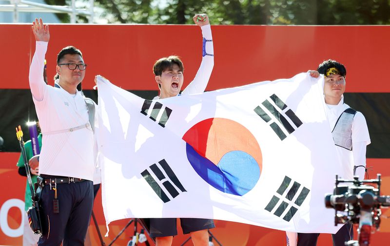 [오카자키(일본)=뉴시스] 김금보 기자 = 2일(현지 시간) 일본 아이치현 오카자키시 오카자키 중앙종합공원 내 다목적 광장에서 열린 2026 아이치·나고야 아시안게임 양궁 리커브 남자 단체 결승에서 금메달을 획득한 김우진, 이우석, 김제덕이 기뻐하고 있다. 2026.10.02. kgb@newsis.com