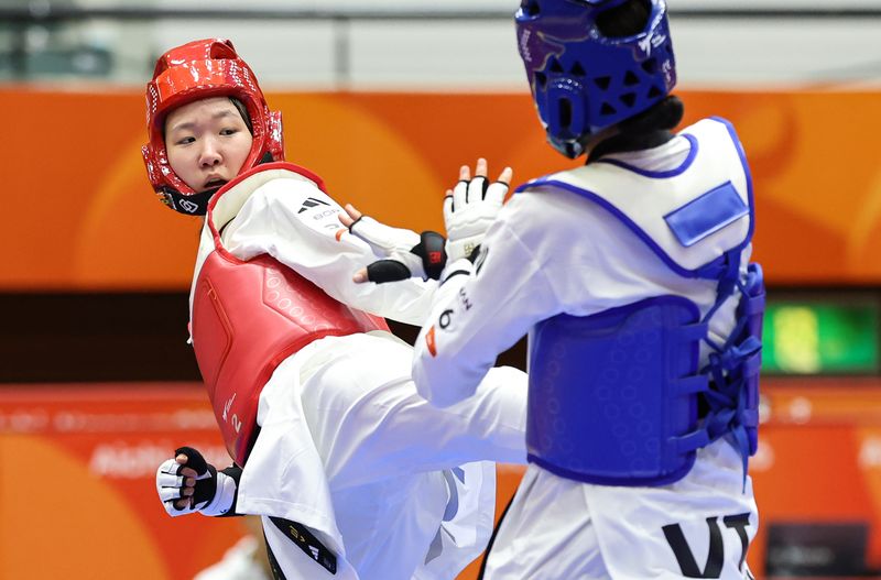 대한민국 이유민이 2일 일본 도요하시 체육관에서 열린 2026 아이치·나고야 아시안게임 태권도 겨루기 여자 -49kg급 16강에서 베트남 응우옌 티 로운과 맞대결을 하고 있다. 2026.10.2 ⓒ 뉴스1 김도우 기자