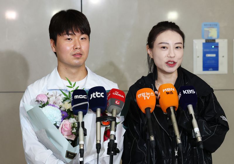 2026 아이치·나고야 아시안게임 사격 남자 속사권총에서 2관왕을 차지한 이건혁이 2일 인천국제공항 제2여객터미널을 통해 귀국하며 파리올림픽 스타인 아내 김예지와 언론 인터뷰를 하고 있다. 뉴스1