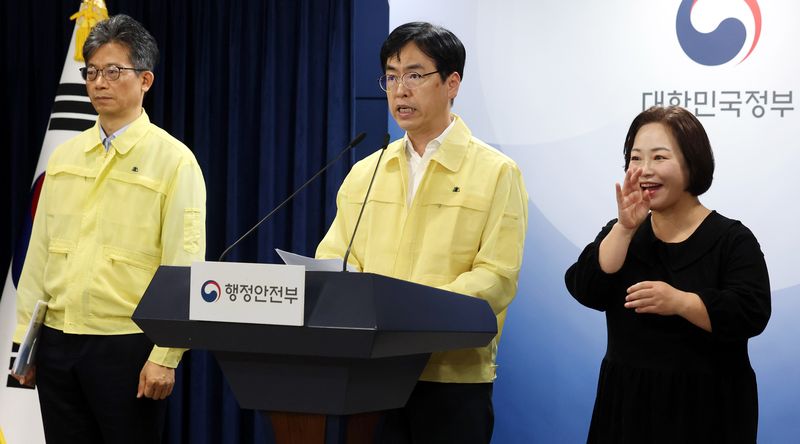 [서울=뉴시스] 추상철 기자 = 김민재 중앙재난안전대책본부 제1차장(행정안전부 차관)이 지난 13일 오후 서울 종로구 정부서울청사에서 국가정보자원관리원(국정자원) 행정정보시스템 화재 관련 브리핑을 하고 있다. 2025.10.13. scchoo@newsis.com
