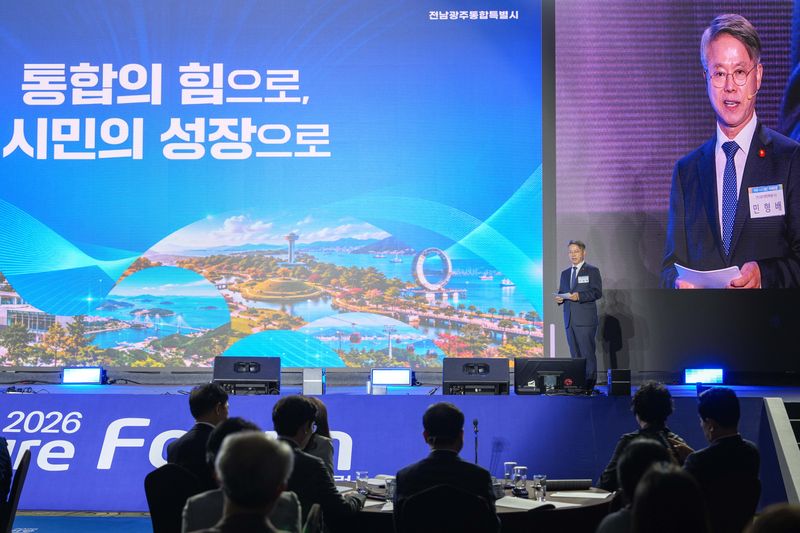 민형배 전남광주통합특별시장(광주특별시장)이 2일 여수 소노캄 그랜드볼룸에서 열린 '미래산업 포럼'에 참석해 '대한민국 산업지도를 바꾸는 통합특별시 100일'을 주제로 특별강연을 하고 있다. 광주특별시 제공