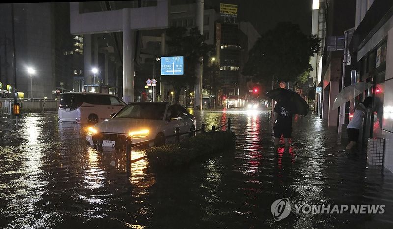 日지바현에 기록적 폭우…비에 잠긴 도로 (출처=연합뉴스)
