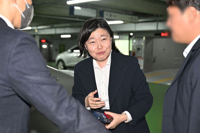 [전남광주=뉴시스] 양시원 기자 = 임은정 초대 광주지방중수청장이 2일 오후 전남광주 북구 광주지방중수청 지하주차장에서 첫출근하고 있다. 2026.10.02. goodwrite97@newsis.com