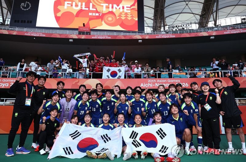 동메달 획득 자축하는 여자 축구 대표팀 (출처=연합뉴스)