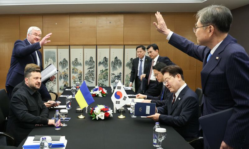 [앙카라=뉴시스] 조성봉 기자 = 이재명 대통령과 볼로디미르 젤렌스키 우크라이나 대통령이 8일(현지 시간) 튀르키예 앙카라의 한 호텔에서 한-우크라이나 정상회담에 임석한 가운데 조현 외교부 장관과 안드리 시비하 외교부 장관이 인사하고 있다. 2026.07.08. suncho21@newsis.com