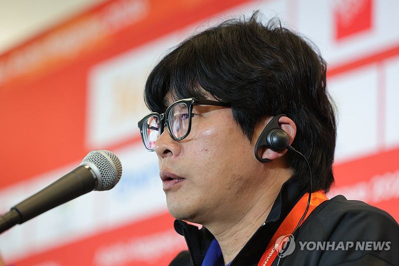 미얀마전 앞두고 기자회견하는 신상우 감독 (출처=연합뉴스)
