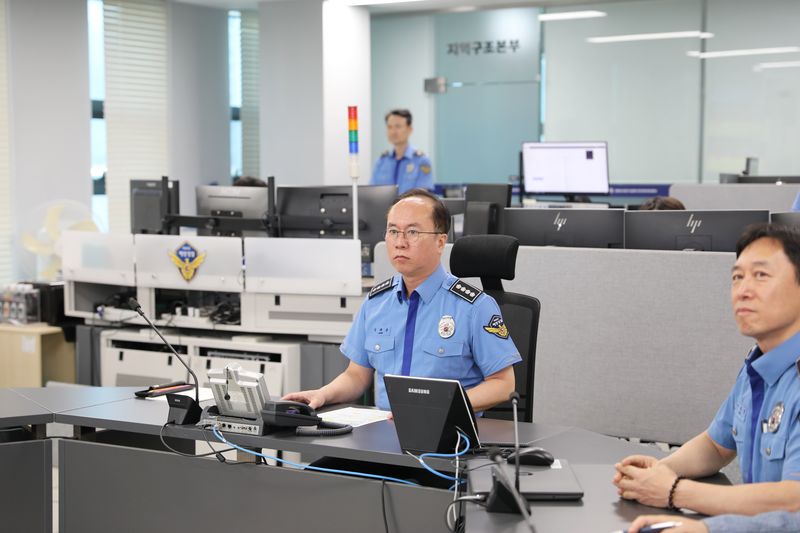 [인천=뉴시스] 2일 취임한 장대운 인천해양경찰서장이 종합상황실에서 해상치안 상황을 보고받고 있다. (사진=인천해경 제공) 2026.10.02. photo@newsis.com *재판매 및 DB 금지