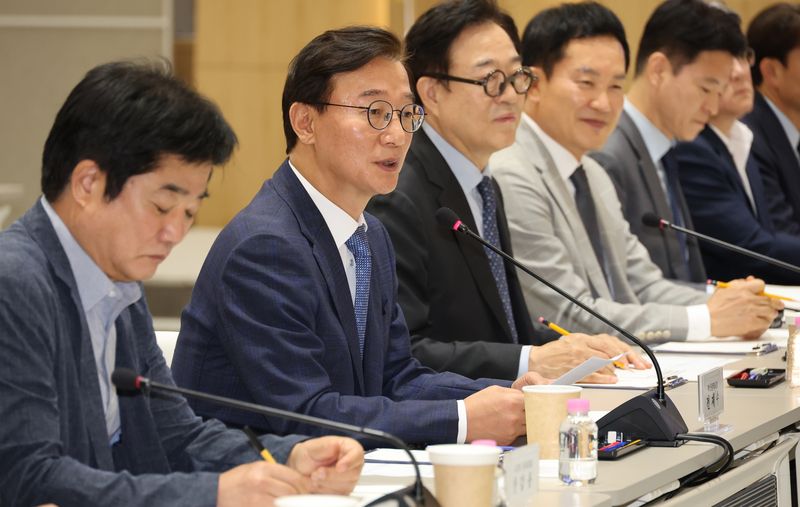 전재수 부산시장(왼쪽 두번째)이 2일 부산시청에서 열린 더불어민주당과의 예산정책협의회에서 환영사를 하고 있다. 연합뉴스