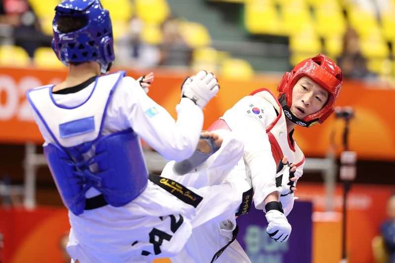 2일 일본 아이치현 도요하시 체육관에서 열린 2026 아이치·나고야 아시안게임 태권도 남자 58kg급 준결승전에서 한국 안향식이 카자흐스탄 타미를란 틀레울레스를 상대로 경기하고 있다. 뉴시스