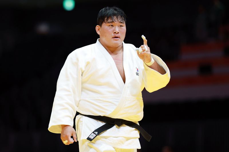 2일 일본 아이치현 나고야시 아이치 인터내셔널 아레나에서 열린 2026 아이치·나고야 아시안게임 유도 남자 100kg 이상급에서 동메달을 획득한 한국 김민종이 기뻐하고 있다. 뉴시스