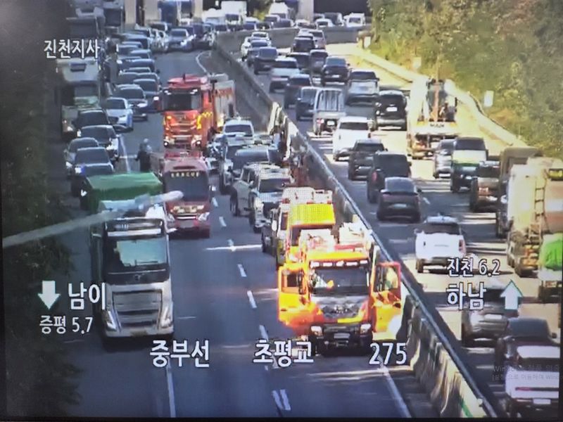 중부고속도로 진천 구간 다중 추돌 사고 모습. (사진=진천소방서 제공) *재판매 및 DB 금지