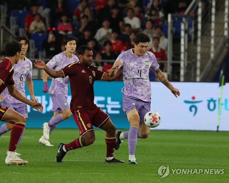 공 몰고 나오는 김민재 (출처=연합뉴스)