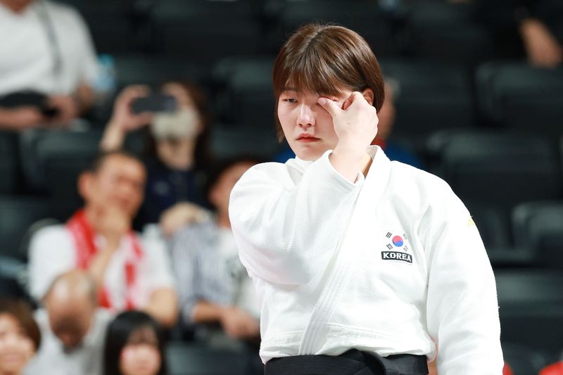 [나고야(일본)=뉴시스] 이영환 기자 = 2일 오후(현지 시간) 일본 아이치현 나고야시 아이치 인터내셔널 아레나에서 열린 2026 아이치·나고야 아시안게임 유도 여자 78kg급에서 은메달을 획득한 한국 김민주가 눈물을 닦고 있다. 2026.10.02. 20hwan@newsis.com