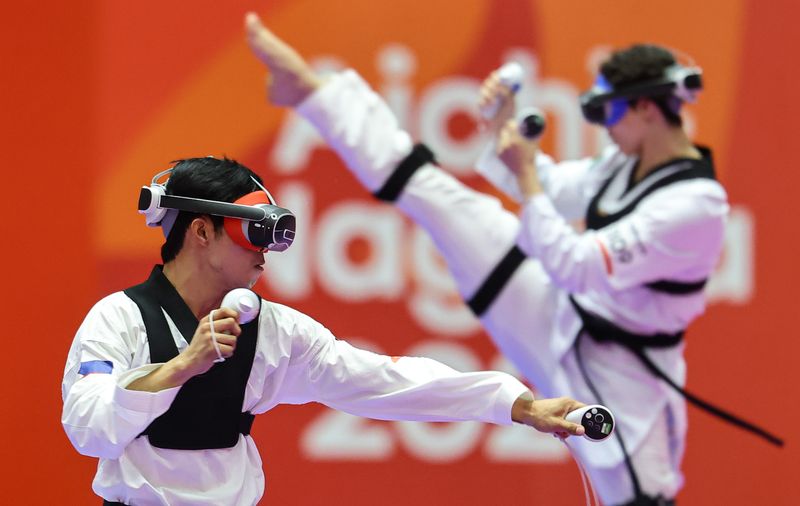 2일 일본 도요하시 체육관에서 열린 2026 아이치·나고야 아시안게임 버추얼 태권도 16강 경기에서 사우디 아라비아 두냐 사베르와 필리핀 제우스 가브리엘 데릭이 맞대결을 하고 있다. 2026.10.2 ⓒ 뉴스1 김도우 기자