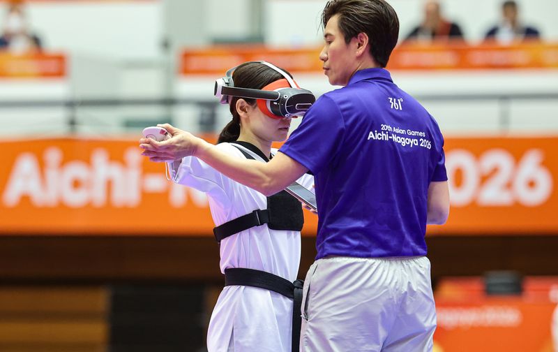 2일 일본 도요하시 체육관에서 열린 2026 아이치·나고야 아시안게임 버추얼 태권도 16강 일본 나카지마 미호가 장비를 점검받고 있다. 2026.10.2 ⓒ 뉴스1 김도우 기자