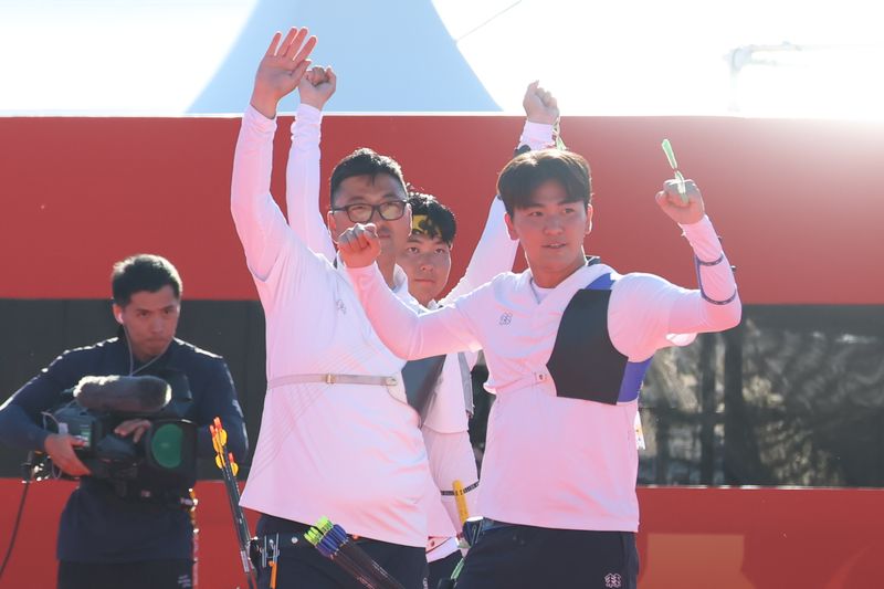 대한민국 김우진 이우석 김제덕이 2일 일본 오카자키 중앙종합공원 다목적광장에서 열린 2026 아이치·나고야 아시안게임 양궁 리커브 남자 단체전 결승 대한민국과 인도의 경기에서 금메달을 확정 짓고 기뻐하고 있다. 2026.10.2 ⓒ 뉴스1 김민지 기자