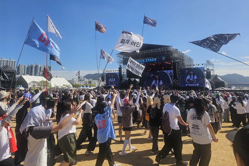 2일 오후 부산 삼락생태공원 2026 부산국제록페스티벌 현장에서 사람들이 수많은 깃발 아래 함께 뛰면서 락 음악을 즐기고 있다. 사진=변옥환 기자