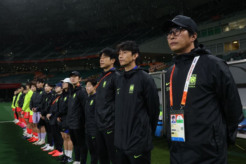 29일 오후 일본 시즈오카 스타디움 에코파에서 열린 2026 아이치·나고야 아시안게임 여자축구 4강전 대한민국과 일본의 경기, 경기 시작 앞서 신상우 감독을 비롯한 대한민국 코치진이 도열하고 있다. 2026.9.29 ⓒ 뉴스1 김민지 기자