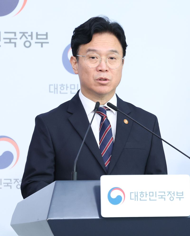 [서울=뉴시스] 조수정 기자 = 김영훈 고용노동부 장관이 지난달 15일 오전 서울 종로구 정부서울청사 별관에서 메가특구 특별법 관련 사회적 대화 제안 발표를 하고 있다. 2026.09.15. chocrystal@newsis.com