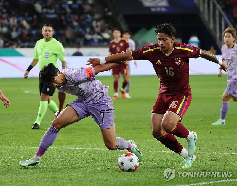 손흥민, 치열한 몸싸움 (출처=연합뉴스)