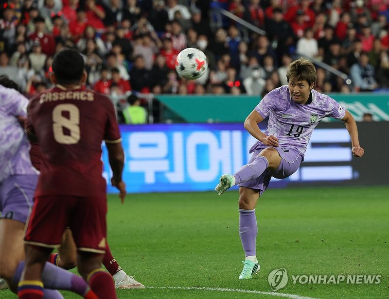 수비에 막힌 이강인의 슛 (출처=연합뉴스)