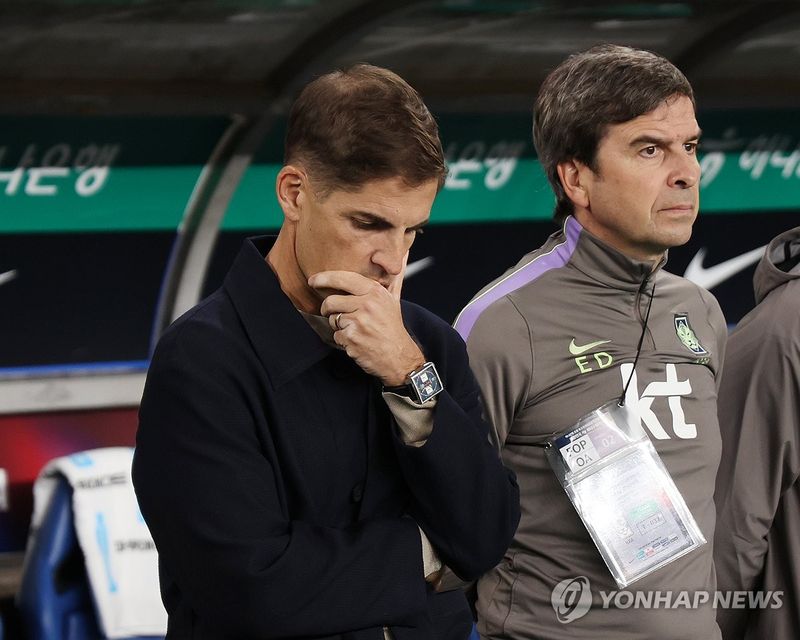 경기 시작 전 생각하는 모레노 감독 (출처=연합뉴스)
