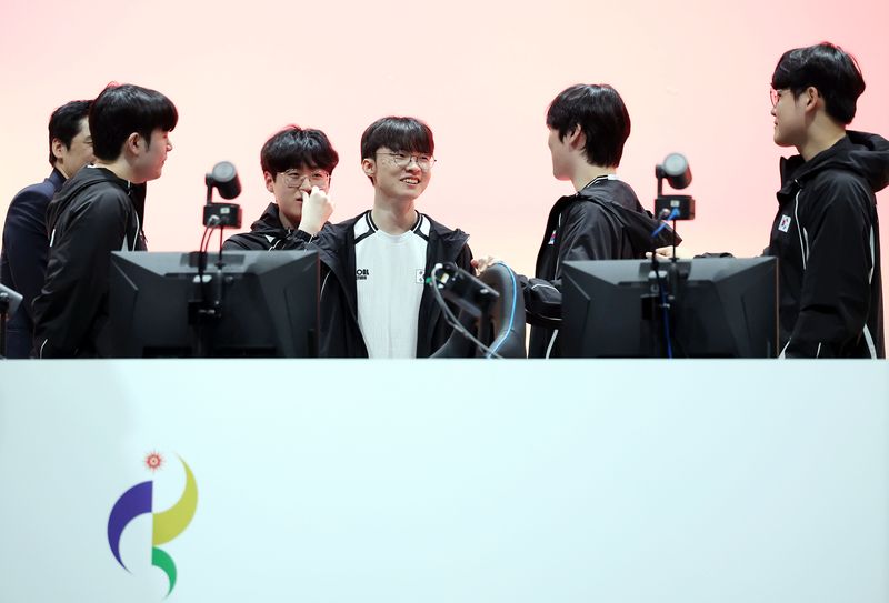 [도코나메(일본)=뉴시스] 이영환 기자 = 2일 오후(현지 시간) 일본 아이치현 도코나메시 아이치 스카이 엑스포에서 열린 2026 아이치·나고야 아시안게임 e스포츠 리그 오브 레전드(LoL) 결승 한국과 대만의 경기, 대만을 꺾고 금메달을 획득한 한국 선수들이 기뻐하고 있다. 2026.10.02. 20hwan@newsis.com