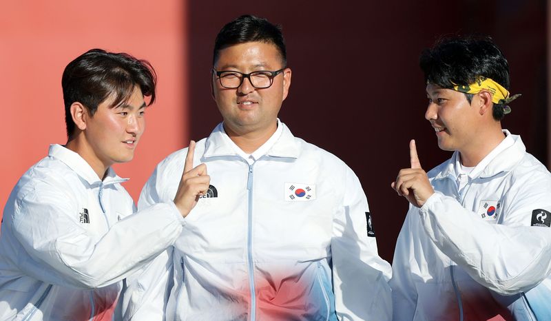 [오카자키(일본)=뉴시스] 김금보 기자 = 2일(현지 시간) 일본 아이치현 오카자키시 오카자키 중앙종합공원 내 다목적 광장에서 열린 2026 아이치·나고야 아시안게임 양궁 리커브 남자 단체 시상식에서 금메달을 획득한 김우진, 이우석, 김제덕이 기뻐하고 있다. 2026.10.02. kgb@newsis.com