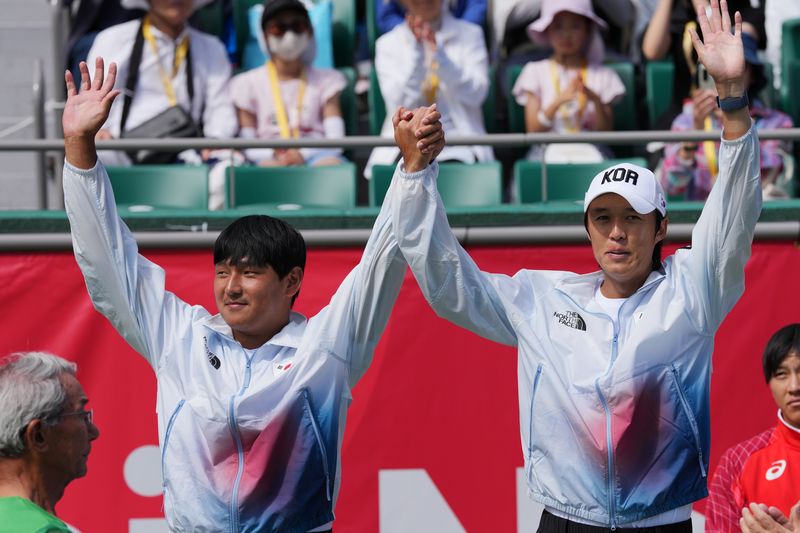 [나고야=AP/뉴시스] 박의성(왼쪽)과 남지성이 2일 일본 나고야 히가시야마 공원 테니스센터에서 열린 2026 아이치·나고야 아시안게임 테니스 남자 복식에서 은메달을 따낸 뒤 시상대에 올라 포즈를 취하고 있다. 박의성과 남지성은 결승에서 구스하라 유스케-나카가와 순스케 조(일본)에 0-2(3-6 6-7)로 패해 은메달을 목에 걸었다. 2026.10.02.