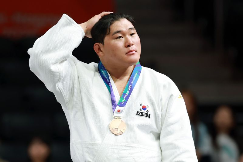 [나고야(일본)=뉴시스] 이영환 기자 = 2일 오후(현지 시간) 일본 아이치현 나고야시 아이치 인터내셔널 아레나에서 열린 2026 아이치·나고야 아시안게임 유도 남자 100kg 이상급 시상식에서 한국 김민종이 동메달을 목에 걸고 있다. 2026.10.02. 20hwan@newsis.com
