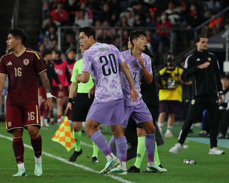2일 울산 문수축구경기장에서 열린 대한민국과 베네수엘라의 축구 국가대표팀 평가전. 한국 손흥민이 오세훈과 교체되고 있다. 연합뉴스