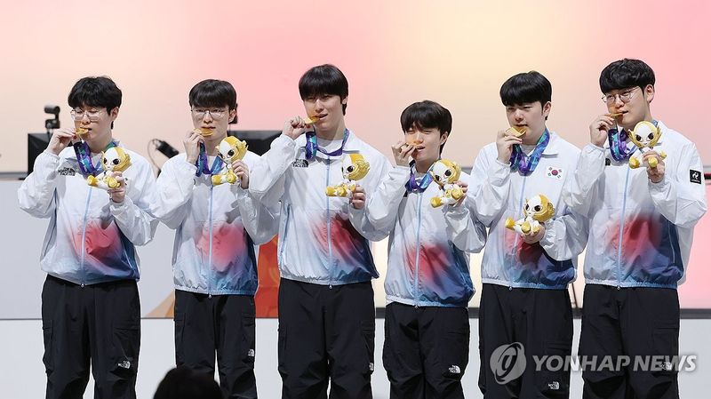 금메달 깨무는 LoL 대표팀 (출처=연합뉴스)