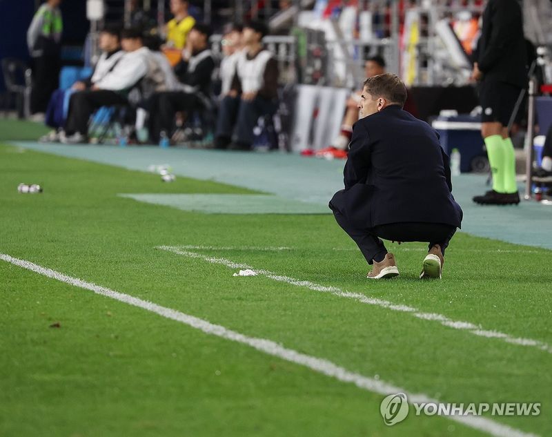 경기 지켜보는 모레노 감독 (출처=연합뉴스)